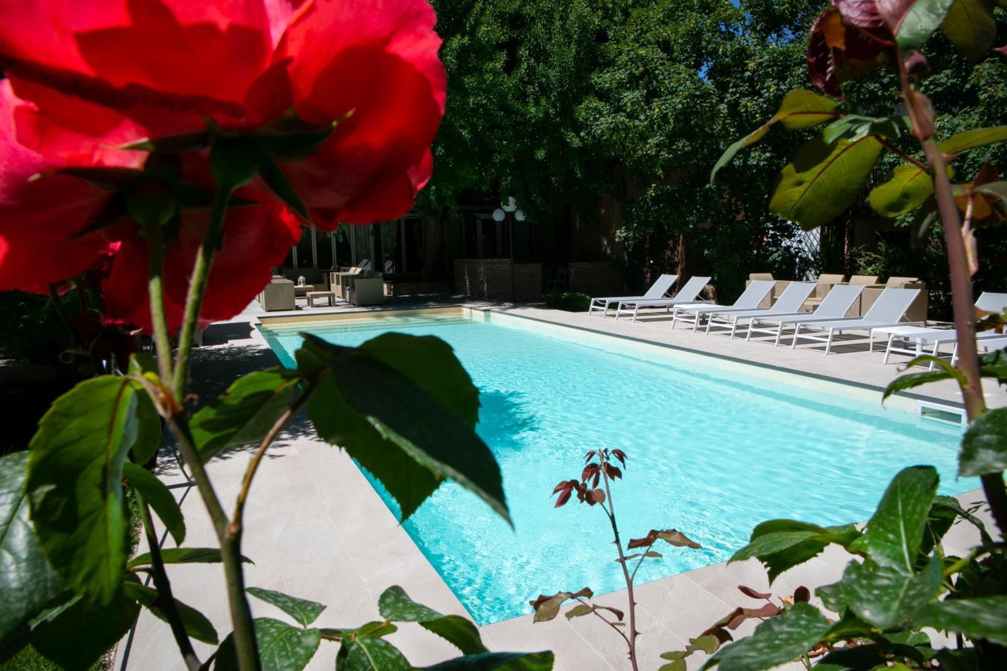 Hotel Milano Pool & Garden Саличе-Терме Экстерьер фото